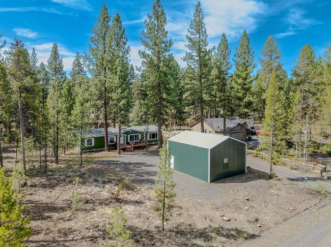 Building Photo - Home with Shop Close to Big Deschutes