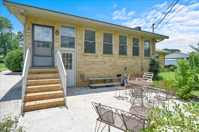 Building Photo - 1208 Spruce St