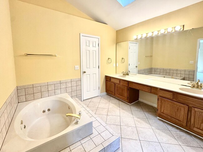 Building Photo - 4 Bed | 2.5 Bath House in Chapel Hill