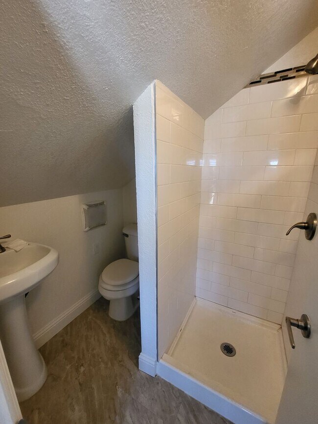 Building Photo - Dollhouse Style Home in El Sobrante