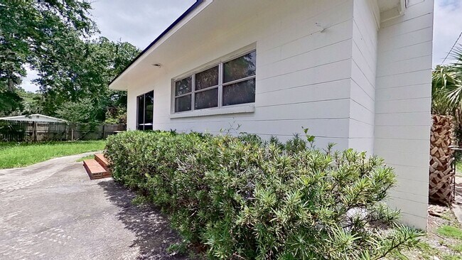 Building Photo - Beautifully Updated 4-Bedroom Home with Modern Finishes & Spacious Backyard