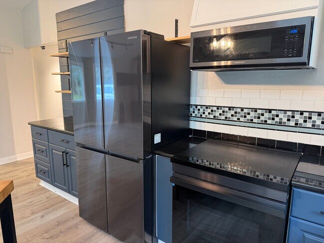 Building Photo - Lovely Single Level Rambler with Custom Finishes and Pet Friendly!