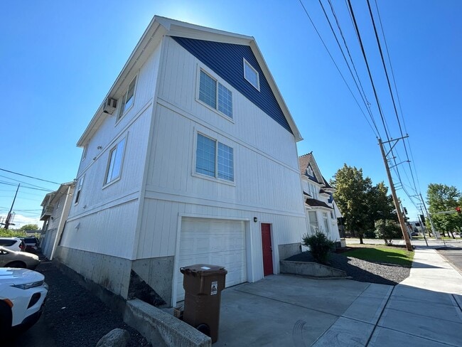 Building Photo - 803 E Mission Ave