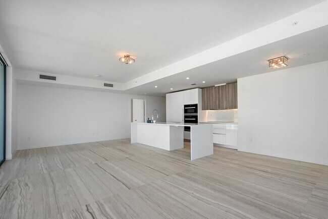 Building Photo - 730 N Ocean Blvd