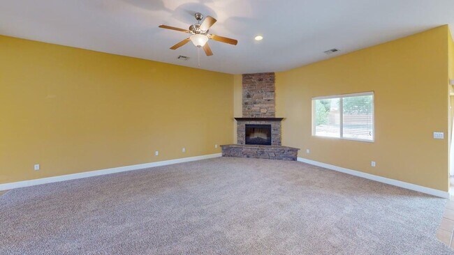 Building Photo - Spacious 4-Bed/3-Bath in Alamogordo, NM