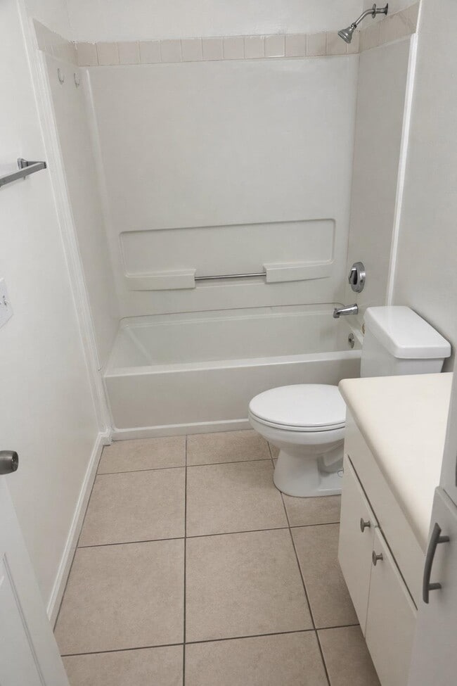 Building Photo - 2221 Timberwood Cir N