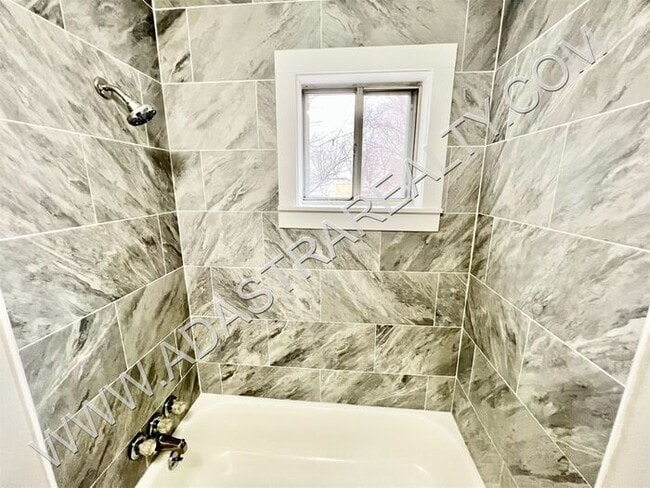 Building Photo - Beautiful 4 Bed Duplex in Independence-Ava...