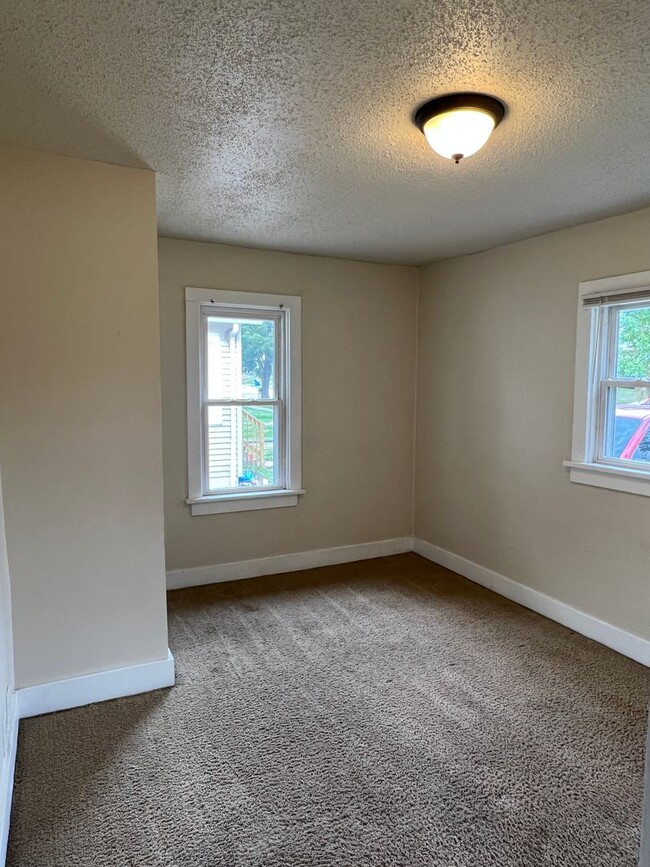 Building Photo - 3BR/1BA Single Family House By Augustana &...