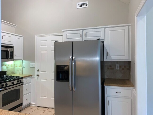 Building Photo - Wow! Northgate district! 3 bed, 2 bath, ranch style home, hardwood flooring, must see!