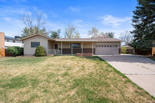 Building Photo - 4 bedroom / 2 bath / Beautifully Updated