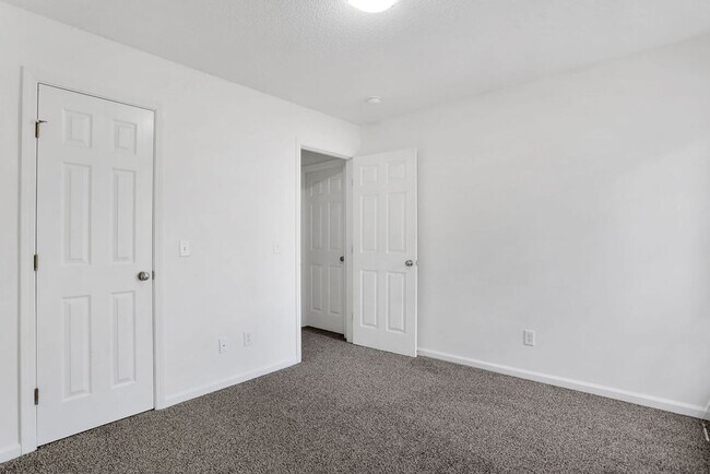Building Photo - 3 bedroom 2.5 bath townhome in Carriage Sq...