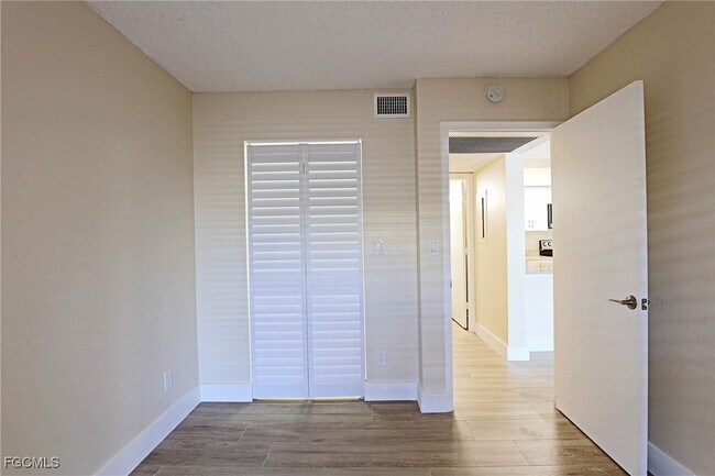 Building Photo - 5331 Summerlin Rd