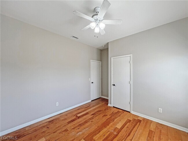 Building Photo - 906 Alfreda Ave