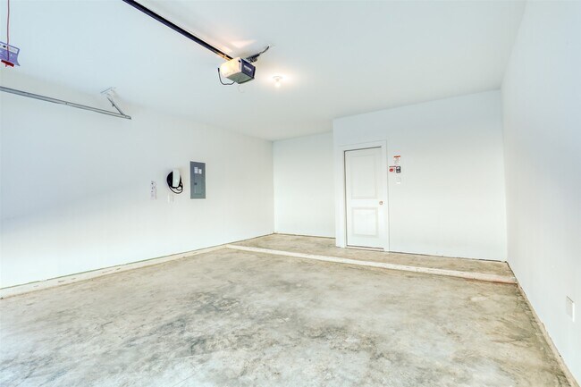 Building Photo - 3022 La Latina Dr