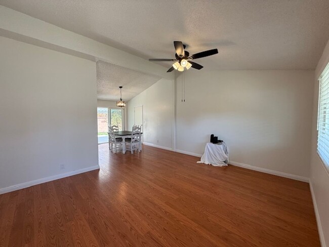 Building Photo - 3 bed, 2 bath single story home in Simi Va...