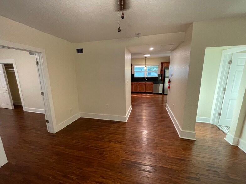 Building Photo - 1032 Granville Ct N