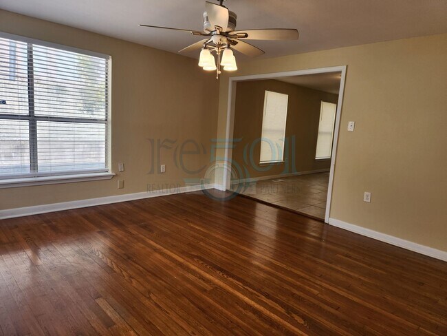 Building Photo - Great Home for UAMS Students