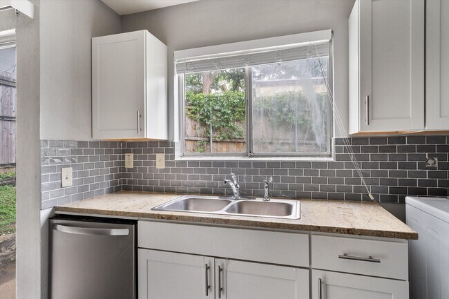 Building Photo - Perfectly Located Townhome in South Austin