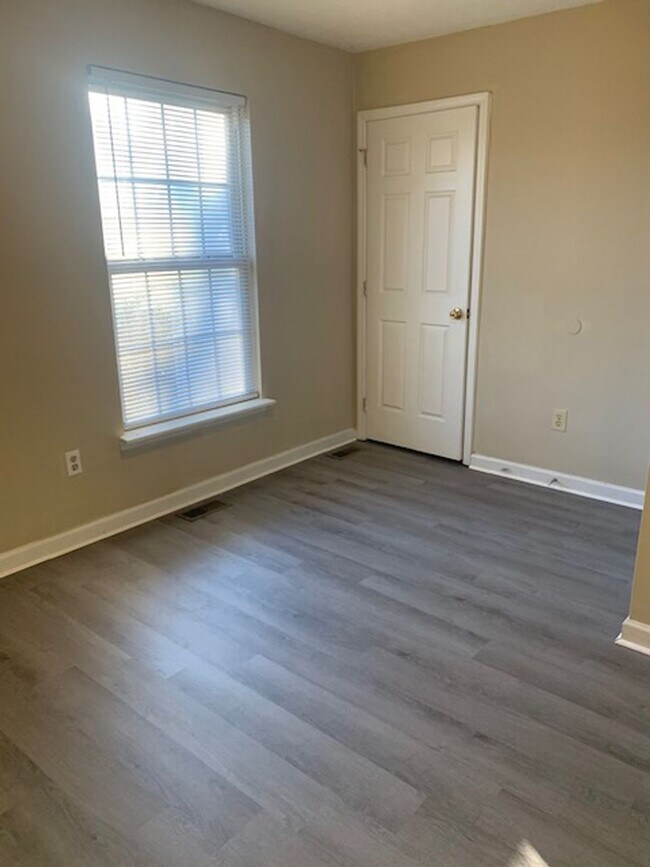 Building Photo - 20 Bedroom, 2 bath home located close to Downtown Nicholasville, KY