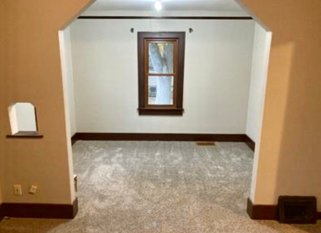 Building Photo - 630 W 7th Ave