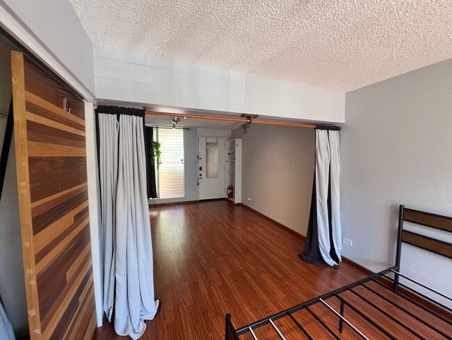 Building Photo - 392 sqft Studio with 1-bathroom, 1-parking...