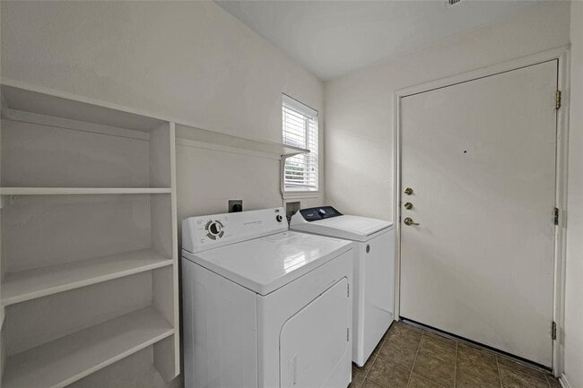Building Photo - 5509 Bentsen Ln