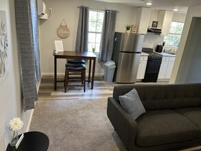 Building Photo - Laurel Lane