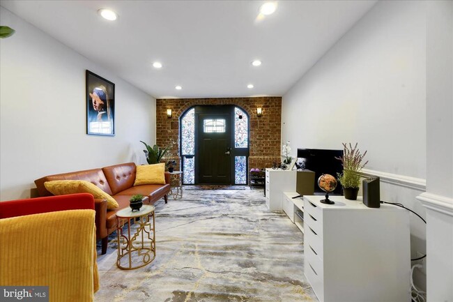 Building Photo - 919 Eastern Ave