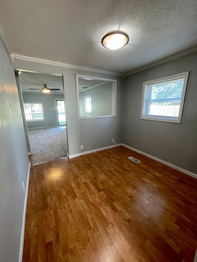 Building Photo - Charming 3-Bedroom, 1.5-Bath Home with Pri...