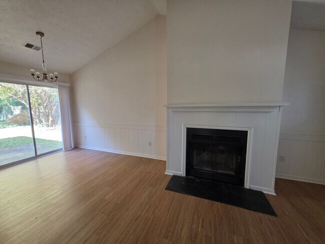 Building Photo - Move In Ready 3 Bedroom Ranch!