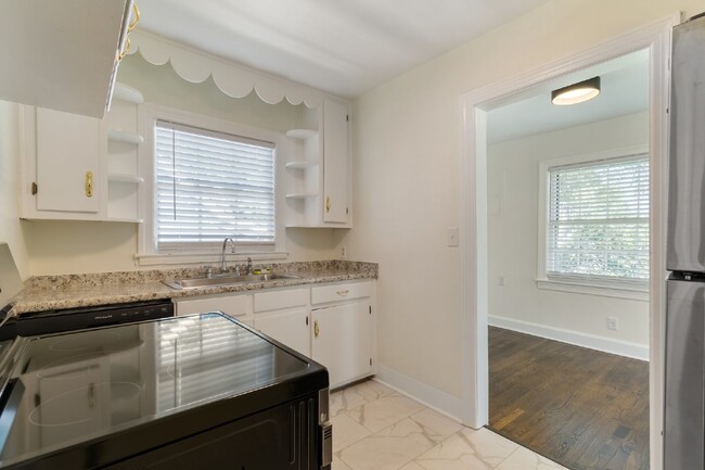 Building Photo - Freshly renovated duplex near Charlotte Av...