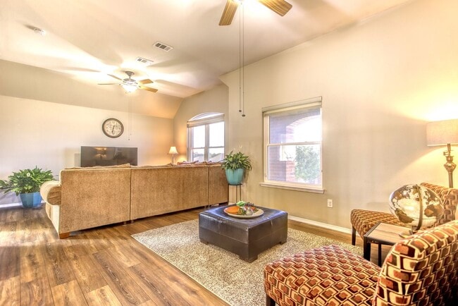 Building Photo - Beautifully Maintained 4 bed/3bath 2 Story Brick home