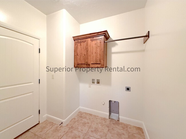 Building Photo - 4 bed, 2.5 bath duple w/2 car garage