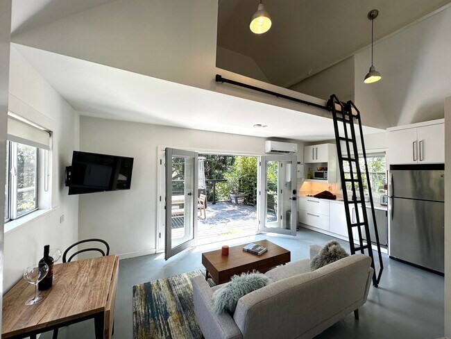 Studio leading to private deck - 1902 Walcott Way