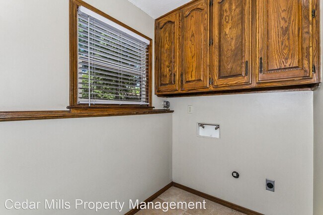 Building Photo - 4 br, 3 bath House - 1107 E. Oakwood Ct.