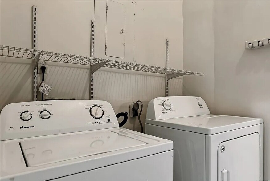 Building Photo - 520 E Waldburg St