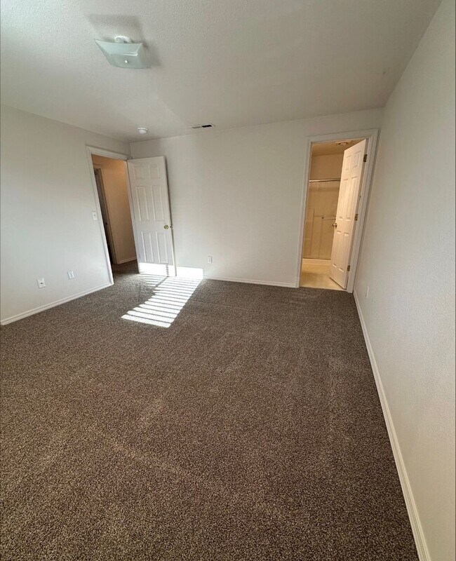 Building Photo - 3 bed|2 bath house with NEW PAINT & CARPET!