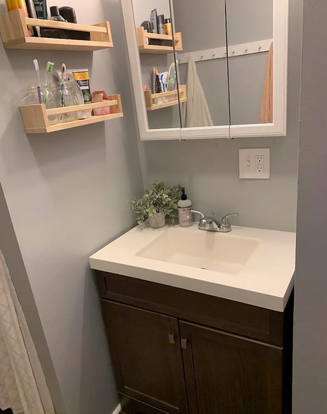 2nd Floor Bathroom - 679 Poplar St