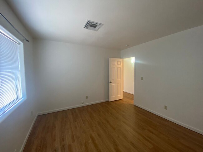 Building Photo - 3 Bedroom 2 Bathroom Home