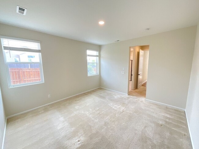 Building Photo - 3 Bedroom Home Available Near N Powers Blvd & Dublin Blvd!