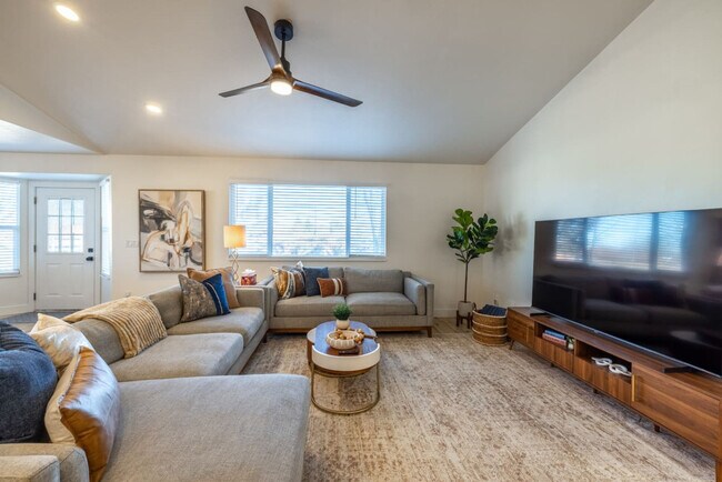 Building Photo - 1157 E Sego Lily Dr