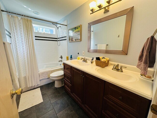 Building Photo - 3 Bedroom 2 Bath House on Cul-de-sac near Whatcom Falls Park