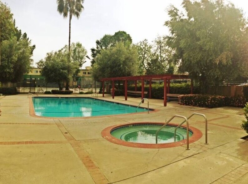 Building Photo - 7651 Reseda Blvd