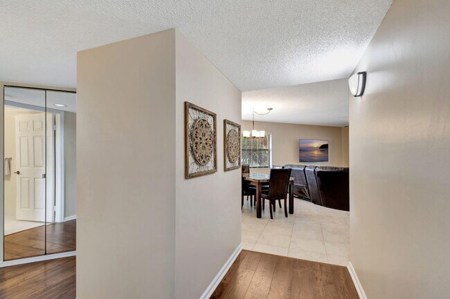 Building Photo - 600 Uno Lago Dr