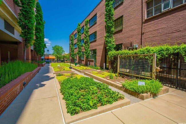 Building Photo - 315 Rock St