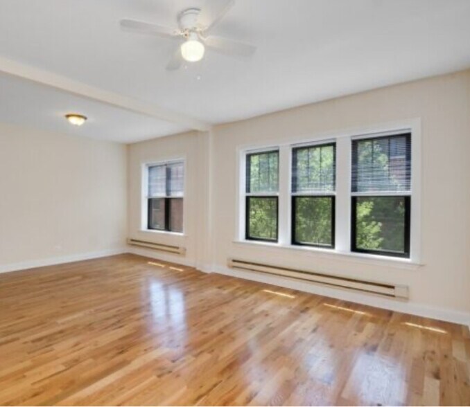 Building Photo - 656 W Cornelia Ave