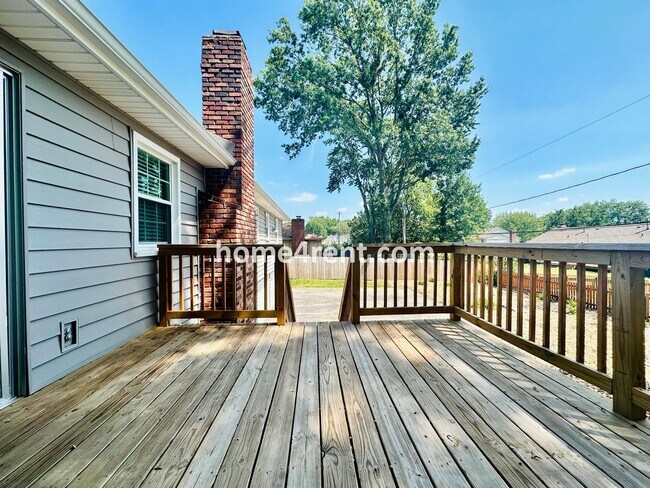 Building Photo - Cozy Ranch Home in Shawnee w/ Plenty of Natural Light, Wood Floors Throughout and an Updated Kitc...