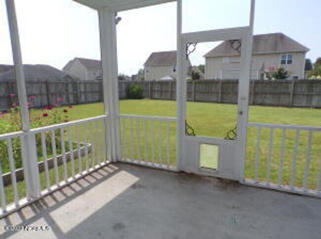 Building Photo - 4 Bedroom 2.5 Bathroom home located in Carolina Subdivision