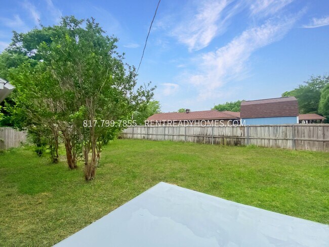 Building Photo - 203 W Shady Oaks Cir