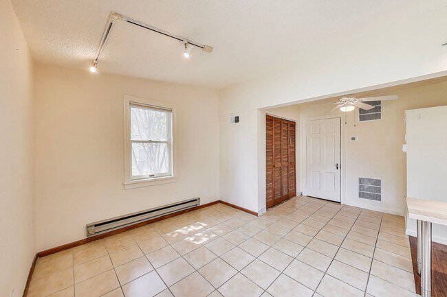 Building Photo - Cute 2 bed + Loft + 2 Bath SF w/ Fenced Yard